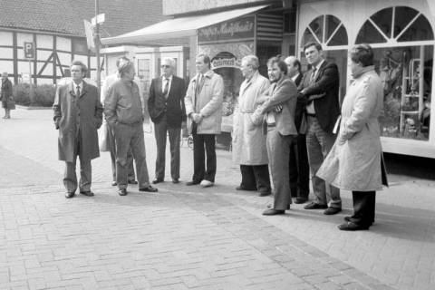 ARH Slg. Weber 02-113/0008, Stadtdirektor Hans Bildhauer (Mitte) mit Besucherdelegation am Marktplatz, Gehrden, zwischen 1980/1990