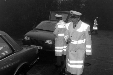 ARH Slg. Weber 02-113/0012, Mehrere Polizisten bei einer Verkehrskontrolle auf dem Parkplatz Schulstraße am Hallen- und Freibad, Gehrden, zwischen 1980/1990