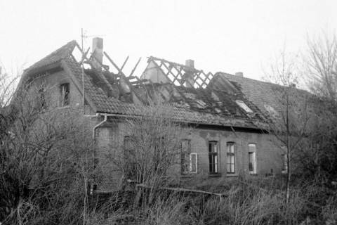 ARH Slg. Weber 02-114/0001, Arbeiter-Wohnhaus des Ritterguts nach einem Brand in der Nacht, Leveste, um 1984