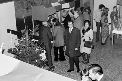 ARH Slg. Weber 02-114/0006, Eine Hobbyausstellung zu Weihnachten im Pausenraum der Grundschule Am Castrum, Gehrden, zwischen 1970/1980
