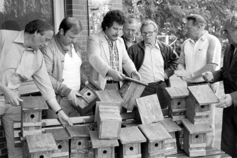 ARH Slg. Weber 02-114/0009, Mitglieder des SPD-Ortsvereins bei der Übergabe von selbstgebauten Nistkästen an Mitglieder des Vogelliebhaber- und Vogelschutzvereins Gehrden, Leveste, zwischen 1980/1990