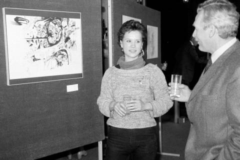 ARH Slg. Weber 02-115/0007, Zwei Personen vor einem Gemälde bei einer Kunstausstellung, zwischen 1980/1990