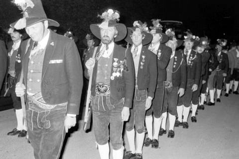 ARH Slg. Weber 02-117/0002, Aufgereihte Mitglieder der Tiroler Schützen, zwischen 1980/1990
