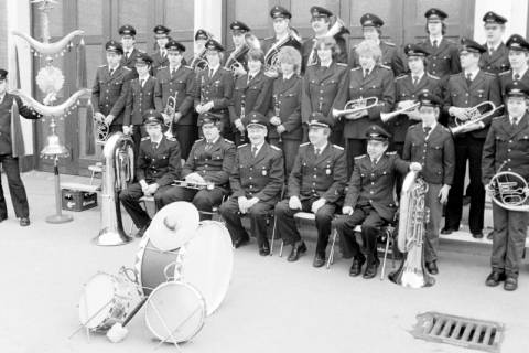 ARH Slg. Weber 02-117/0009, Gruppenfoto der Musikkapelle einer Feuerwehr, zwischen 1980/1990