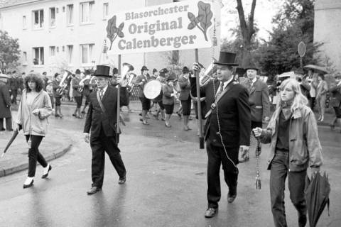 ARH Slg. Weber 02-117/0013, Das Blasorchester "Original Calenberger" bei einem Festumzug in der Lange Feldstraße / Ecke Gärtnereiweg, Alt-Gehrden, zwischen 1980/1990