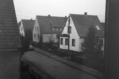 ARH Slg. Weber 02-118/0002, Blick aus einem Fenster auf die Südstraße Nr. 6 / Nr. 8 in südliche Blickrichtung, Gehrden, zwischen 1980/1990
