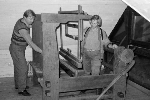 ARH Slg. Weber 02-118/0003, Regine und Egbert Nölken beim Aufbau eines Webstuhls in der Levester Werkstatt, Leveste, zwischen 1980/1990