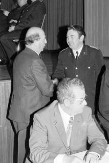 ARH Slg. Weber 02-118/0014, Bürgermeister Gerhard Oberkönig (links) gratuliert Ortsbrandmeister Willi Siebert, davor Stadtdirektor Walter Flasbarth  , zwischen 1970/1980