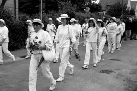 ARH Slg. Weber 02-118/0017, Eine Frauengruppe in einheitlich weißer Kleidung bei einem Festumzug, Gehrden, zwischen 1980/1990