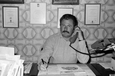 ARH Slg. Weber 02-119/0002, Uwe Peters in seinem Versicherungsbüro, Redderse, zwischen 1980/1990