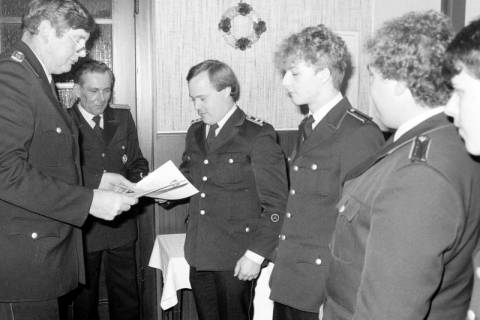 ARH Slg. Weber 02-120/0001, Gehrdens Stadtbrandmeister Fritz Narten überreicht Urkunden innerhalb der Feuerwehr, zwischen 1980/1990