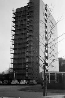 ARH Slg. Weber 02-120/0015, Baugerüst an dem Schwesternwohnheim des Robert-Koch-Krankenhauses, Gehrden, zwischen 1980/1990