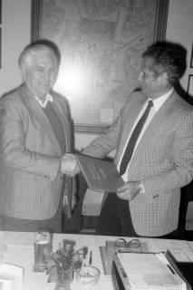 ARH Slg. Weber 02-122/0008, Ein Mann erhält von einem weiteren Mann eine Ehrenurkunde für seine Mitgliedschaft bei der SPD, zwischen 1980/1990