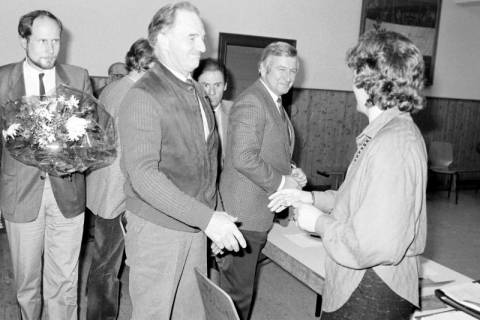 ARH Slg. Weber 02-122/0013, Stellv. Stadtdirektor Peter Schnabel (links) und weitere Männer gratulieren Ursula Gröper zur Wahl als Ortsbürgermeisterin in Redderse, Gehrden, zwischen 1985/1993
