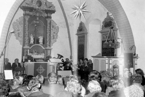 ARH Slg. Weber 02-123/0001, Gottesdienst in der Kirche Zu den 10.000 Rittern mit einem Blasorchester, Lenthe, zwischen 1980/1990
