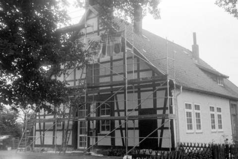 ARH Slg. Weber 02-124/0002, Ein Baugerüst am Alten Schulhaus, Ditterke, zwischen 1980/1990