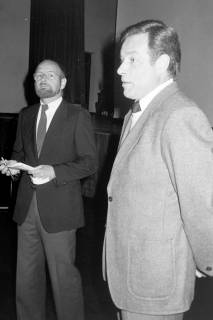 ARH Slg. Weber 02-124/0020, V.l. Dr. med. Paul Strüder und Dr. med. Ingo-Wilhelm Henke in einem Saal, zwischen 1980/1990
