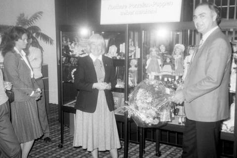 ARH Slg. Weber 02-125/0010, Ausstellung von Porzellan-Puppen in der Bankfiliale der Dresdner Bank in der Dammstraße mit Filialleiter und Bankdirektor Hans-Jürgen Anacker, Gehrden, zwischen 1980/1990