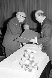 ARH Slg. Weber 02-125/0012, Bürgermeister Gerhard Oberkönig (rechts) überreicht Dr. med. Erwin Struckmeyer die Ehrenurkunde der Stadt Gehrden, 1971
