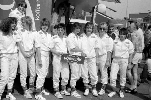 ARH Slg. Weber 02-126/0010, Eine Frauengymnastikgruppe mit einem Vorwerk Schild bei einer Veranstaltung, zwischen 1980/1990