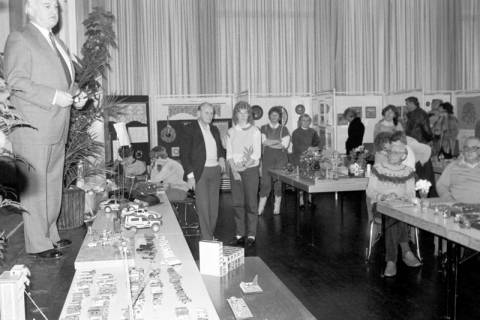 ARH Slg. Weber 02-126/0011, Bürgermeister Helmut Oberheide eröffnet eine Hobbyausstellung in der Festhalle, Gehrden, zwischen 1976/1980