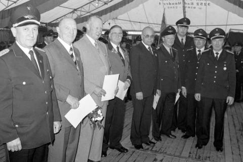 ARH Slg. Weber 02-126/0014, Gruppenfoto mit Mitgliedern der Ortsfeuerwehr Gehrden nach einer Urkundenübergabe in einem Festzelt, zwischen 1980/1990