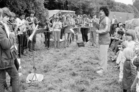 ARH Slg. Weber 02-126/0021, Auftritt eines Jugendblasorchesters, zwischen 1980/1990