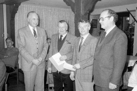 ARH Slg. Weber 02-126/0022, N.N. erhält eine Ehrenurkunde für seine 40-jährige Mitgliedschaft im Burgbergchor Gehrden mit v.l. dem Vorsitzenden Georg Hische, Hardy Kreusel und dem zweiten Vorsitzenden Kurt Begemann im Vereinslokal Ratskeller, Gehrden, zwischen 1980/1990