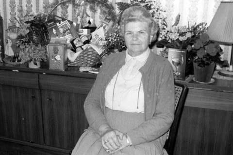 ARH Slg. Weber 02-127/0001, Eine ältere Frau sitzt vor einem Präsentkorb, zwischen 1980/1990
