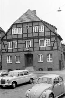 ARH Slg. Weber 02-127/0015, Ein Fachwerkgebäude hinter einem Parkplatz, zwischen 1980/1990