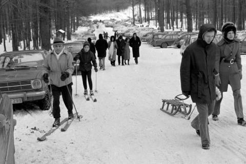 ARH Slg. Weber 02-127/0019, Mehrere Personen mit Wintersportartikeln auf dem verschneiten Nienstedter Pass im Deister, zwischen 1980/1990