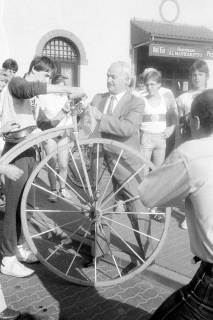 ARH Slg. Weber 02-128/0010, Bürgermeister Helmut Oberheide hängt einen Wimpel der Stadt Gehrden an ein Hochrad, zwischen 1980/1990