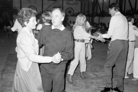 ARH Slg. Weber 02-128/0011, Tanzende Paare in der Scheune auf dem Erichshof, Everloh, zwischen 1980/1990