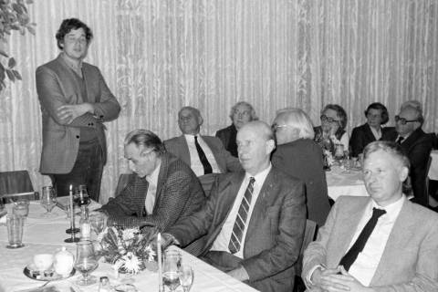 ARH Slg. Weber 02-128/0014, Wilfried Otto (Lenthe) hält einen Vortrag bei der Versammlung des Heimatbunds Gehrden?, zwischen 1980/1990