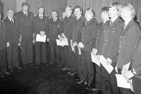 ARH Slg. Weber 02-129/0007, Gruppenfoto der Feuerwehr nach einer Urkundenübergabe, zwischen 1980/1990