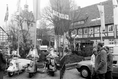 ARH Slg. Weber 02-129/0010, Fahrzeugausstellung auf dem Marktplatz, im Hintergrund die Margarethenkirche und das Hotel Ratskeller, Gehrden, zwischen 1980/1990