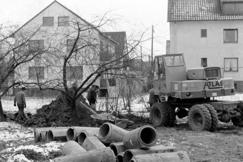 ARH Slg. Weber 02-130/0002, Rohre auf einem Baufeld, zwischen 1980/1990