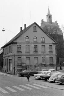 ARH Slg. Weber 02-130/0008, Wohn- und Geschäftshaus Schaumann am Markt, im Hintergrund Margarethenkirche, Gehrden, um 1965