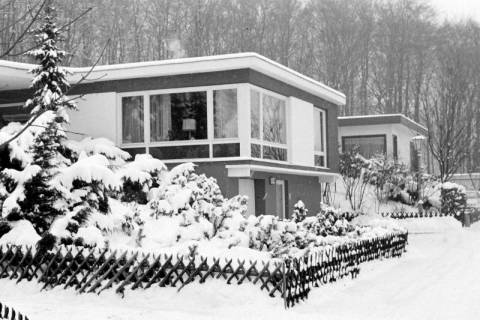 ARH Slg. Weber 02-130/0011, Verschneite Wohnhäuser an der Straße "Schöne Aussicht" am Waldrand des Gehrdener Bergs, zwischen 1980/1990