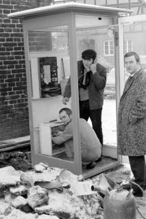 ARH Slg. Weber 02-131/0004, Männer bei der Reparatur einer Telefonzelle am Marktplatz neben dem Ratskeller, Gehrden, vor 1976