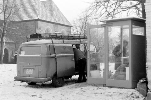 ARH Slg. Weber 02-131/0005, Männer bei der Reparatur einer Telefonzelle am Marktplatz neben dem Ratskeller, Gehrden, vor 1976