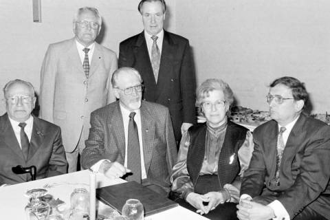 ARH Slg. Weber 02-131/0010, Gehrdens Bürgermeister Heinrich Berkefeld (rechts) mit mehreren Personen an einem Tisch, zwischen 1990/2000