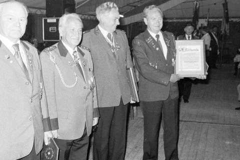 ARH Slg. Weber 02-131/0012, V.l. N.N., Vorsitzender Erich Krack, Friedrich Kirchhoff und Christian Godehardt von der Schützengesellschaft Ottomar-von-Reden, Gehrden, zwischen 1980/1990