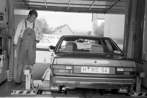 ARH Slg. Weber 02-131/0016, Ein Mann neben einem Auto auf einem mobilen Bremsenprüfstand in einem Spezialanhänger des ADAC, Gehrden, zwischen 1980/1990