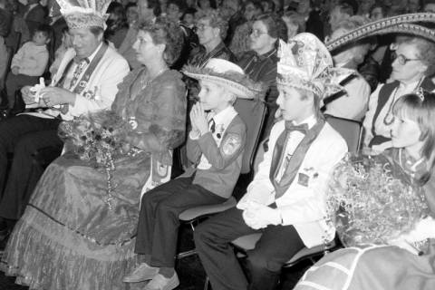 ARH Slg. Weber 02-132/0010, Publikum bei einer Karnevalsveranstaltung, zwischen 1980/1990