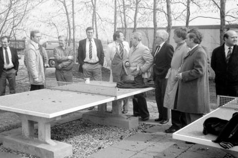 ARH Slg. Weber 02-132/0014, Mehrere Personen an Tischtennisplatten, zwischen 1980/1990