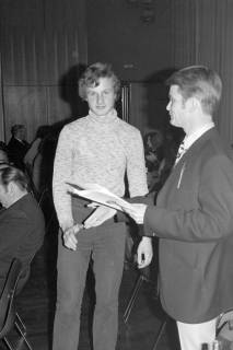 ARH Slg. Weber 02-132/0016, Vorsitzender des Sportvereins Gehrden Harald Schultz (rechts) überreicht eine Sportlerehrung an einen jungen Mann, zwischen 1980/1990