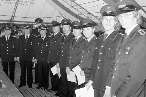 ARH Slg. Weber 02-132/0020, Gruppenfoto mit Mitgliedern der Feuerwehr Gehrden nach einer Urkundenübergabe in einem Festzelt, zwischen 1980/1990