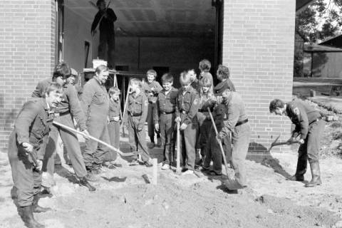 ARH Slg. Weber 02-133/0002, Mitglieder der Feuerwehr bei Bauarbeiten vor einem Feuerwehrhaus Am Dorfbrunnen, Everloh, zwischen 1980/1990