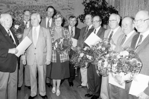 ARH Slg. Weber 02-133/0013, Bürgermeister Helmut Oberheide und mehrere Personen mit Urkunden im Ratskeller, Gehrden, zwischen 1980/1990